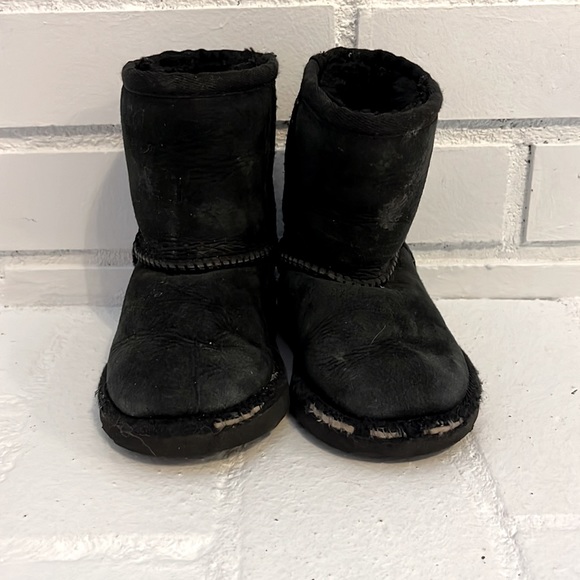 Toddler black UGG boots size 6 - Picture 2 of 3